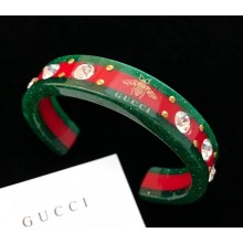 First developed by Gucci in the 1950s, the Web continues to pay homage to the House's roots. The stripe motif is revitalized with a modern-day interpretation, presented on cuff bracelet enriched with studs and white crystals. The bee-a new code of the Hou